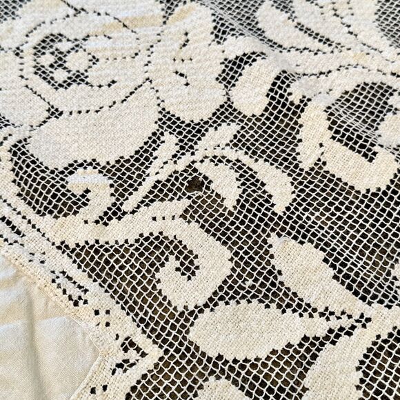 Beautiful Vintage Two Tone Lace Tablecloth  66x81" scalloped & lace edges - Picture 13 of 13